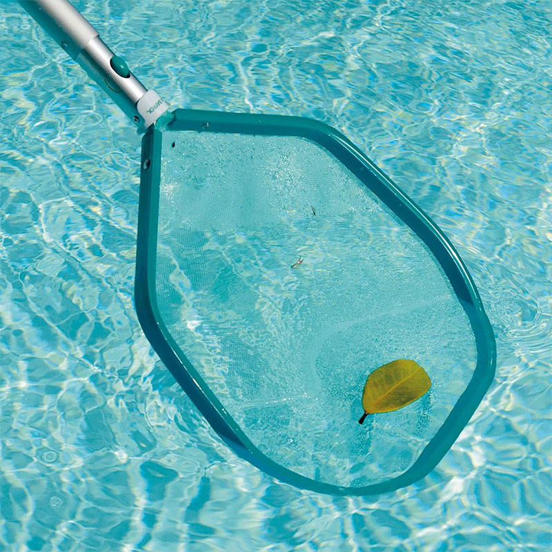 Accessoire pratique pour votre piscine, cette épuisette de surface